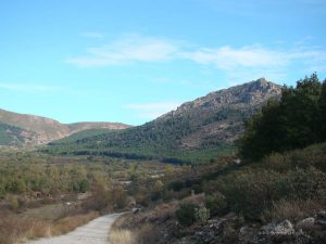En el Valle de Bustarviejo. El Cancho del Reloj frente a nosotros.