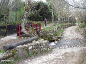 A poco de comenzar, si el arroyo Entreterminos baja con mucha agua, podemos cruzar por el puente.