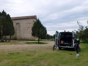 Junto a la Ermita de los Enebrales, punto de inicio y final.
