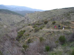 Ascendiendo hasta la pista del Canal Alto del Jarama.