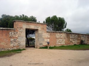 Puerta junto al parque forestal de Somosaguas.