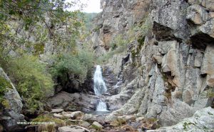 Cascada desde el mirador de madera.