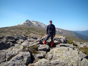 Cumbre del Cerro Claveles. El Macizo de Peñalara al fondo.