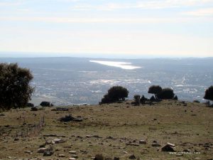 Embalse de Valmayor al fondo.