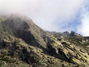 Zona rocosa que dejamos a nuestra derecha en el ascenso.