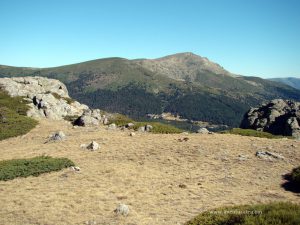 Pasada la zona rocosa. Peñalara al fondo.
