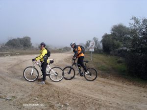 Cruce que divide los terminos municipales de Valdemorillo y El Escorial. Seguimos hacia la derecha.