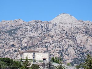 Ermita de Peña Sacra y detrás El Yelmo.