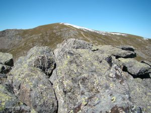 En la cumbre del Canto del Berrueco. El Cerro Escusa al fondo con nieve.