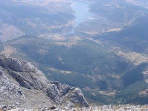 Desde la cumbre el embalse de Compuerto.