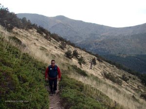 Acabado el bosque, el sendero no tiene perdida pues está muy pisado.