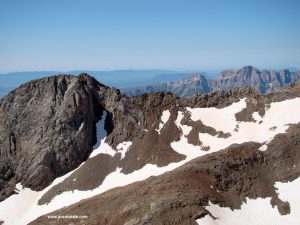 Desde El Garmo Negro, la cumbre de Argualas (3044) y Algas (3036).
