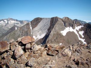 Cumbre de Garmo Negro. Al fondo los Picos de Infierno.