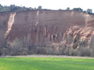 Tramos con murallas de arcilla.