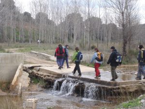 Se cruza por una plataforma de cemento, cerca de la Ermita.
