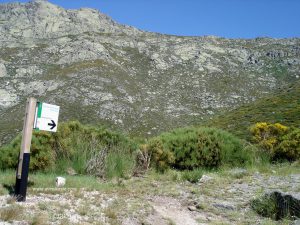 Cartel en el senderos.