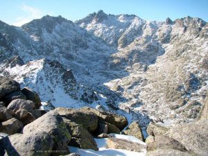 Desde la cima, imagen del Circo de Gredos en invierno.