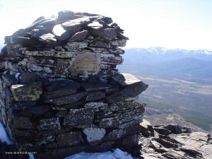 Siguiendo la arista al lado opuesto del vértice geodésico existe un hito de piedra grande.