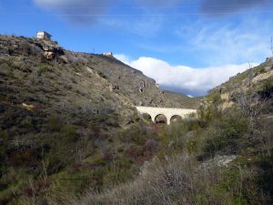 Continuos viaductos para transportar el agua.