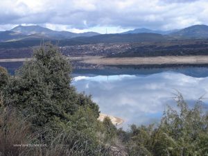 Unos cuantos Kms. junto al embalse relajan lo suyo.