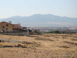 Saliendo de La Lastrilla.Al fondo podemos apreciar el cordal que forman
 La Pinareja y El Oso, mas conocido por "La Mujer Muerta".