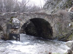 Antiguo puente sobre el Rio Madarquillos.