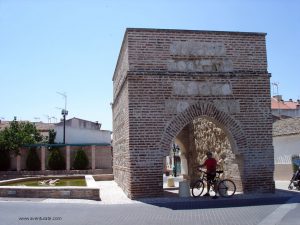 Paso por el Arco de Ugena o Puerta de Ugena.