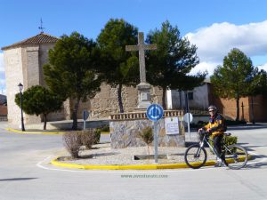 En Novés. Monumento homenaje al peregrino del Camino de Santiago.