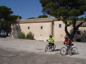 En la parte alta de Cañaveras, donde se encuentra la Ermita de la Virgen del Pinar.