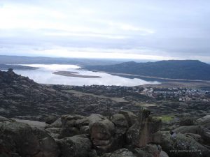 En los comienzos. Imagen del pueblo y el embalse.