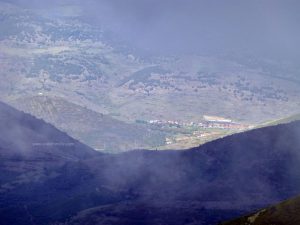 Pueblo de Urdanta desde la cumbre. La niebla apenas nos dejó.