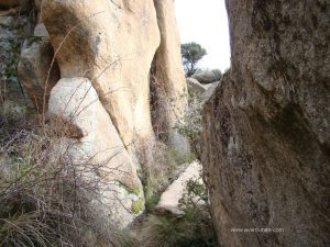 Algunos pasos estrechos entre las rocas te pueden despistar.
