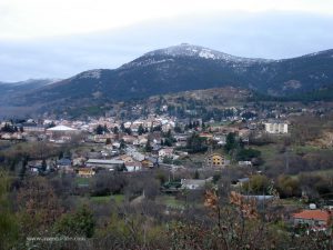 Cercedilla va quedando atrás. Al fondo imagen de La Peñota.