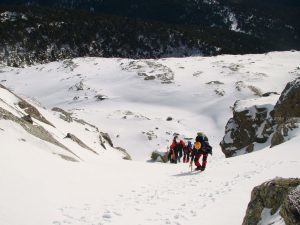 En los primeros resaltes, antes de llegar al tubo.
