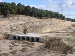 Cruzando el arroyo de los Alamillos.