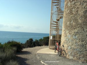 Torre de Cordá. Para llegar a la torre tienes que dejar la vía verde unos metros.