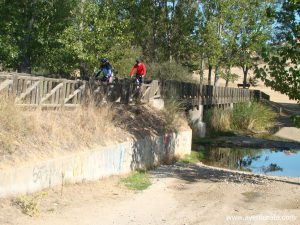 Cruzando el arroyo de Viñuelas.