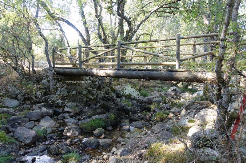 Puente sobre el rio Cambrones.